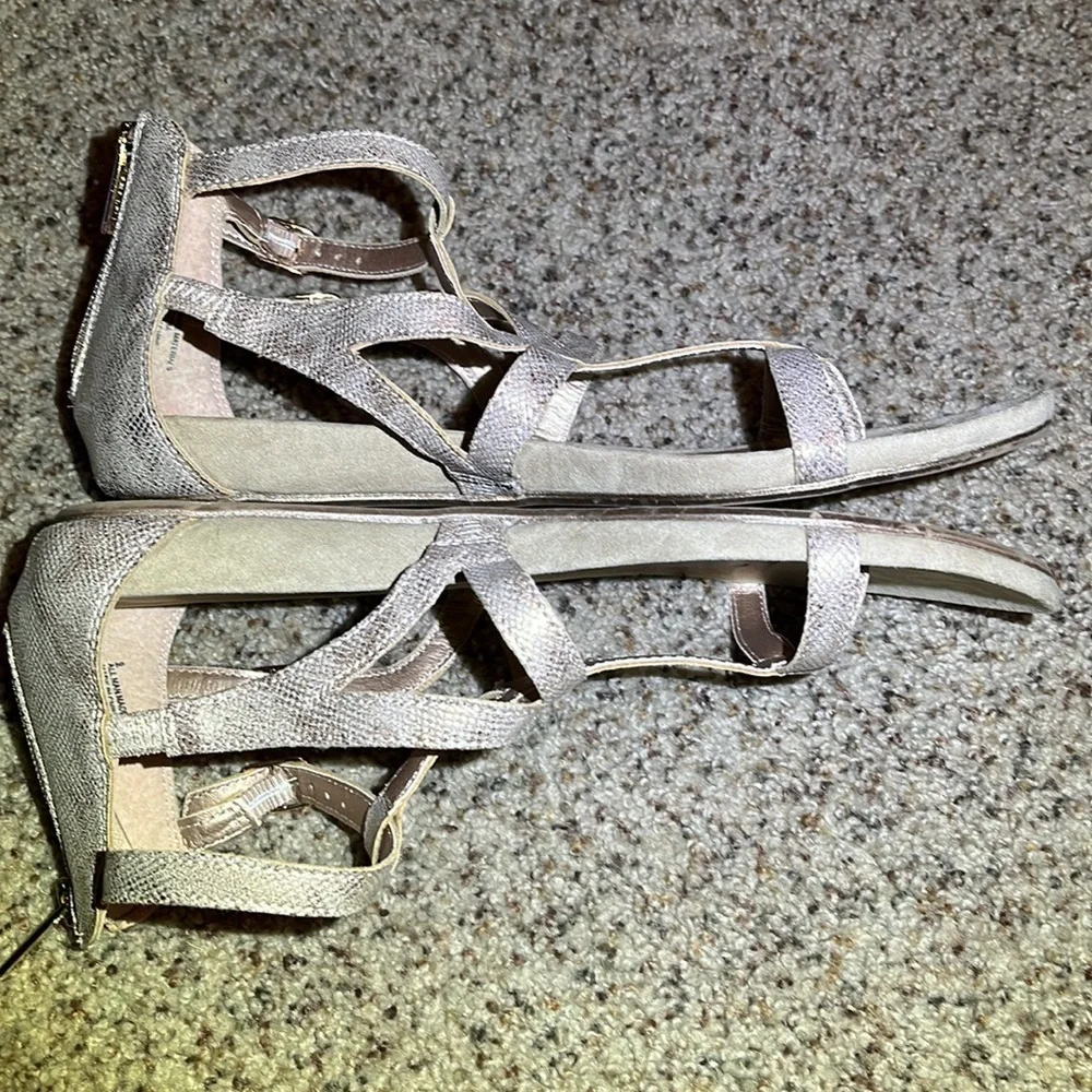 Reaction Kenneth Cole Sandals size 9 Strappy Gladiator Tan and Gold Tone - Picture 9 of 16